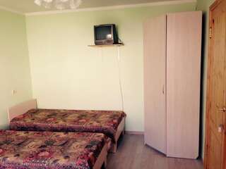 Гостиница Guest house U TUMANYCHA Севастополь Трехместный номер с основными удобствами и общей ванной комнатой-1