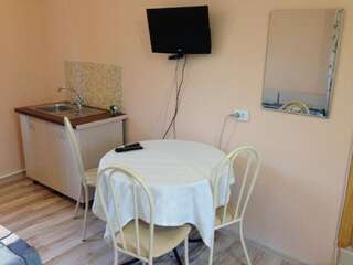 Гостиница Guest house U TUMANYCHA Севастополь Трехместный номер с основными удобствами и общей ванной комнатой-9